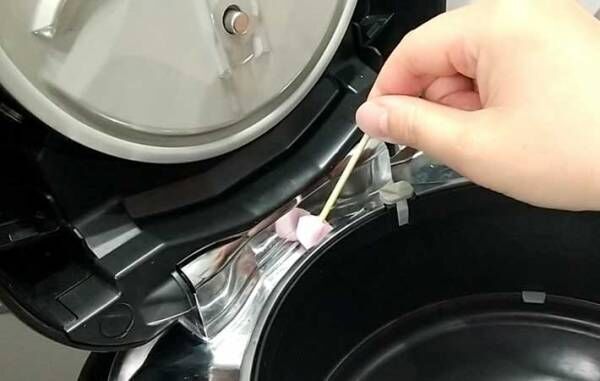 掃除しにくいキッチン家電の隙間　『ダイソーの棒』できれいにできちゃうんです！