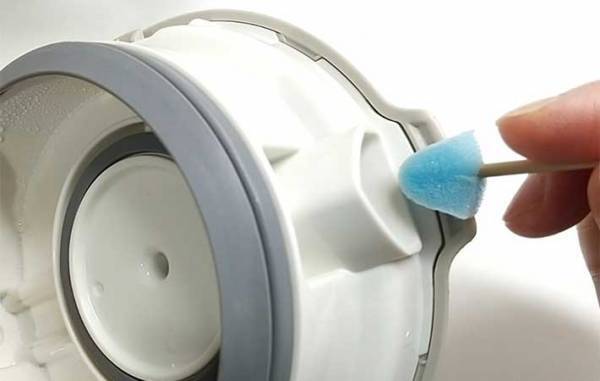 掃除しにくいキッチン家電の隙間　『ダイソーの棒』できれいにできちゃうんです！