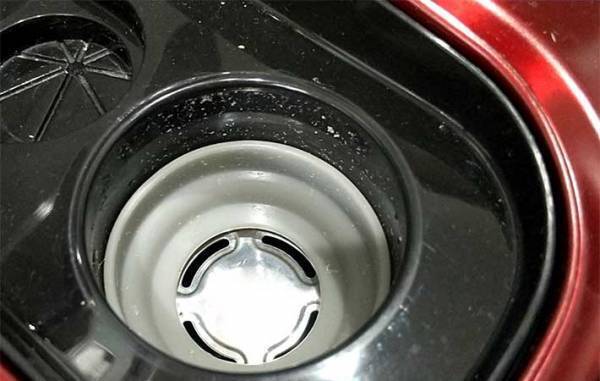 掃除しにくいキッチン家電の隙間　『ダイソーの棒』できれいにできちゃうんです！