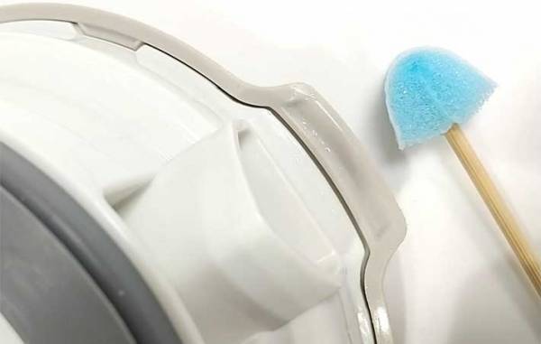 掃除しにくいキッチン家電の隙間　『ダイソーの棒』できれいにできちゃうんです！