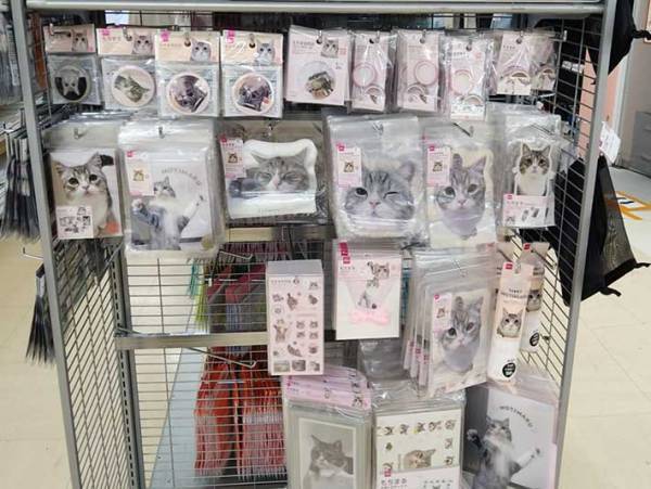 ついに『もち様』がジップバッグに！　お菓子を入れてみたら「意外と入る」「膨らんでもかわいい」