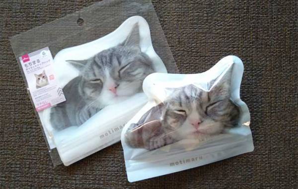 ついに『もち様』がジップバッグに！　お菓子を入れてみたら「意外と入る」「膨らんでもかわいい」