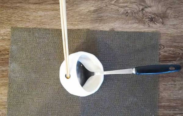 調理中に置き場所に困る、お玉と菜箸　１００均のキッチンアイテムが「最高」「安定性バツグン！」