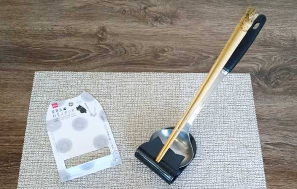 調理中に置き場所に困る、お玉と菜箸　１００均のキッチンアイテムが「最高」「安定性バツグン！」
