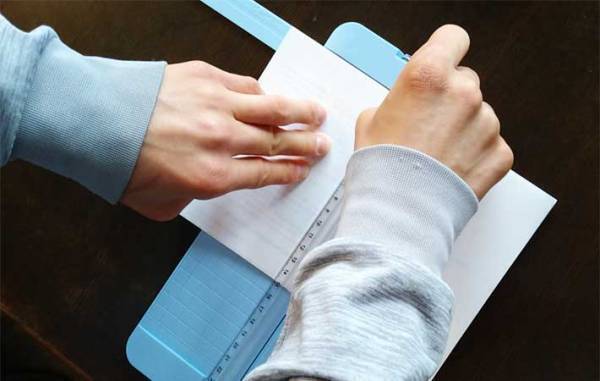 今までの苦労は何だった？　１００均の薄型『ペーパーカッター』の切れ味がスゴ過ぎた！