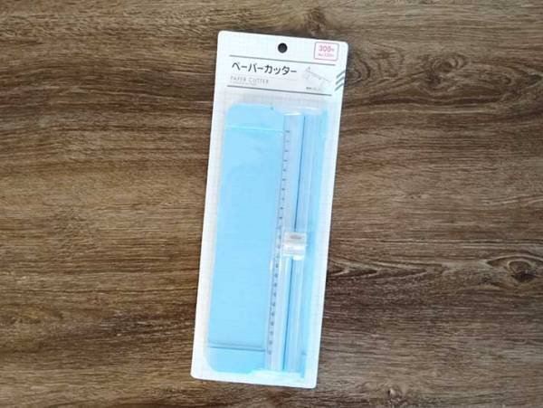 今までの苦労は何だった？　１００均の薄型『ペーパーカッター』の切れ味がスゴ過ぎた！
