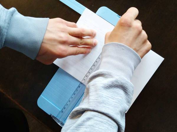 今までの苦労は何だった？　１００均の薄型『ペーパーカッター』の切れ味がスゴ過ぎた！