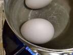 ゆで卵の殻がツルっと簡単にむける！　目からウロコの簡単技に「へー！」「やってみる」