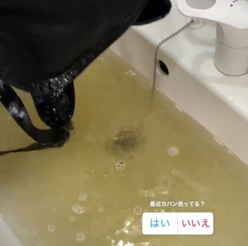 お気に入りのリュック　オキシ漬けした結果が「ドブ水」で衝撃