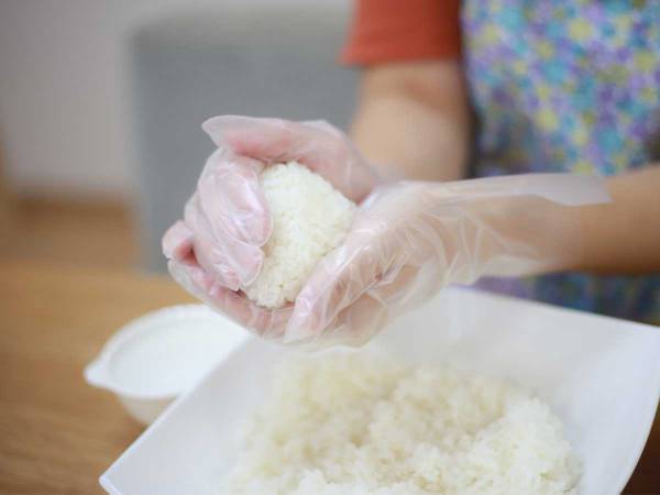 ビニール手袋の手首部分を引っ張ると？　「知りませんでした」「早速試してみます」