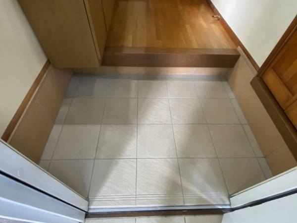 玄関のドア下パッキンは掃除してる？　「砂だらけ」の状態を簡単にきれいにする便利アイテムとは