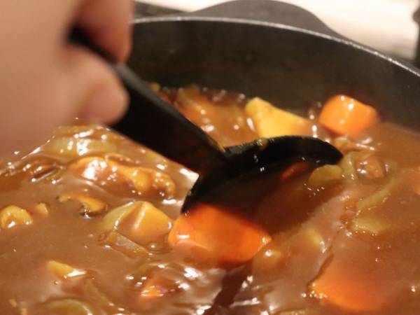 調理スプーンに付いたカレーの黄ばみ　道具不要できれいにする裏技に「すごい」「絶対やる」