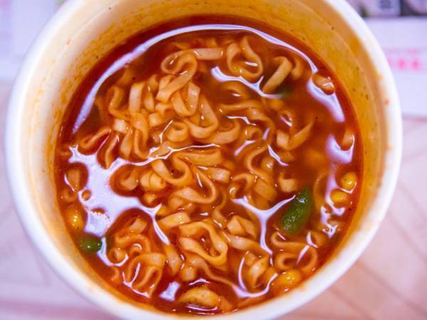 そのまま捨ててない？　カップラーメンの汁を固める便利アイテムに「今度使う」