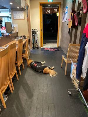 「解雇レベルの勤務態度」　ピークタイムの飲食店で目撃された店員の姿に注目集まる