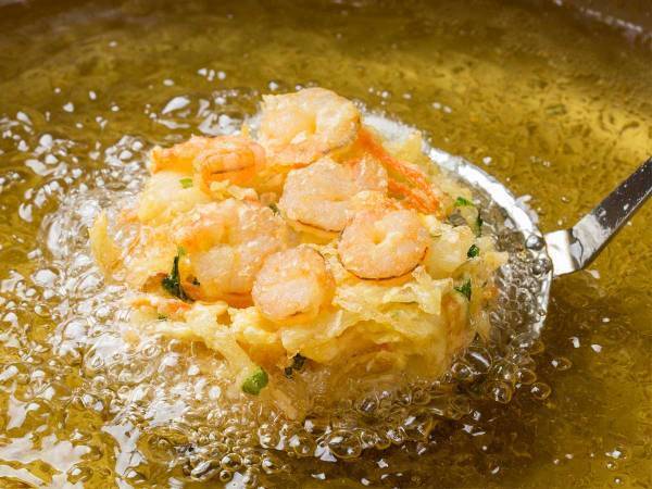 かき揚げを崩れにくくする方法をアイリスオーヤマが紹介　「普通にそのまま油に入れてたわ…」