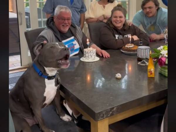 家族の誕生日を祝う歌　誰よりも大声で熱唱していたのは？「主役をかっさらった」