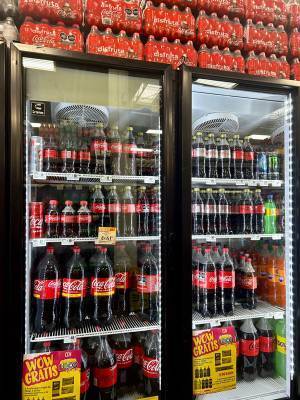 「メキシコのごく一般的なスーパーのドリンクコーナーがこちら」　その光景に「半端ない」