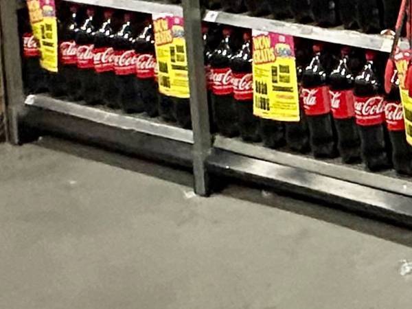 「メキシコのごく一般的なスーパーのドリンクコーナーがこちら」　その光景に「半端ない」