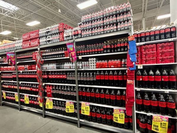 「メキシコのごく一般的なスーパーのドリンクコーナーがこちら」　その光景に「半端ない」