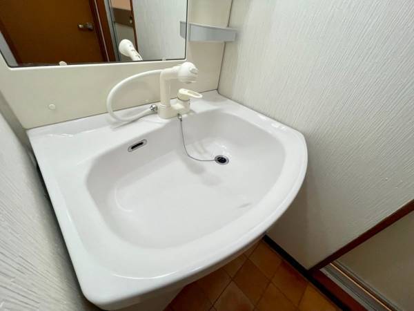 洗面台はキレイなまま！ 　絵の具や習字の筆を「飛び散らないように」洗う方法