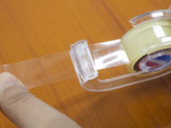 貼り間違えたテープがきれいに剥がれる！　簡単すぎる裏技に「ビックリ」