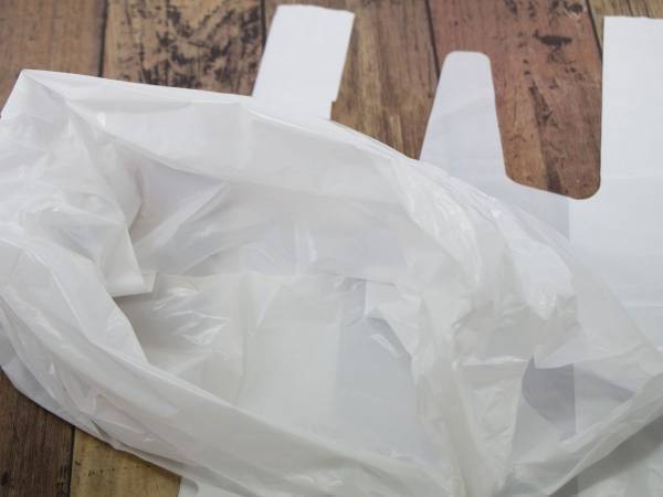 スーパーのレジ袋を簡単に開く方法に「めっちゃいい」　手がカサカサでもたったこれだけで？