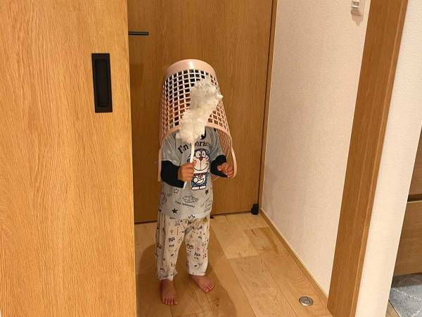 クモを見つけた２歳児　臨戦態勢になった１枚に「吹いた」「武器が優しい」