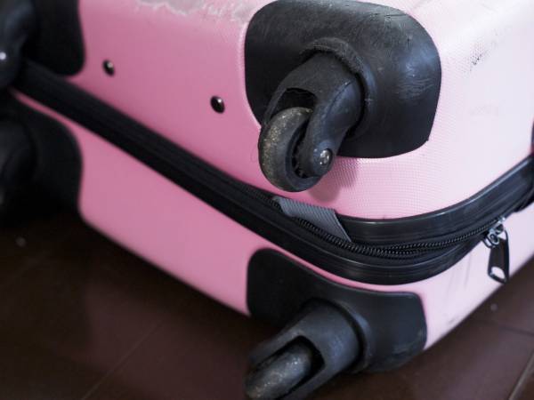 キャリーケースのタイヤは○○を被せて！　掃除の手間を省く方法に「いい案」「天才」