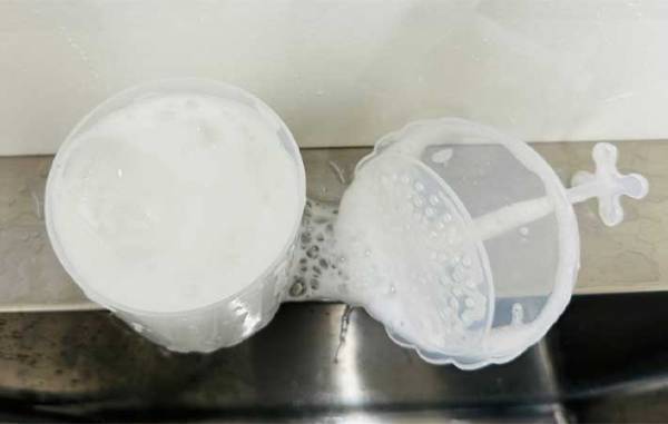 花見ではしゃいで泥まみれになった犬　『あるコツ』を押さえて、洗ってあげると…？