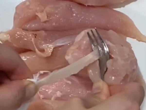 面倒な鶏ササミの筋取り　たった３秒で完了する『裏ワザ』とは　「スルッといく」