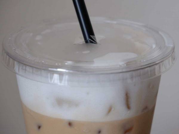 両手をふさがずにアイスコーヒーを２つ運ぶ裏技　「知らなかった」「革命的なアイディア」