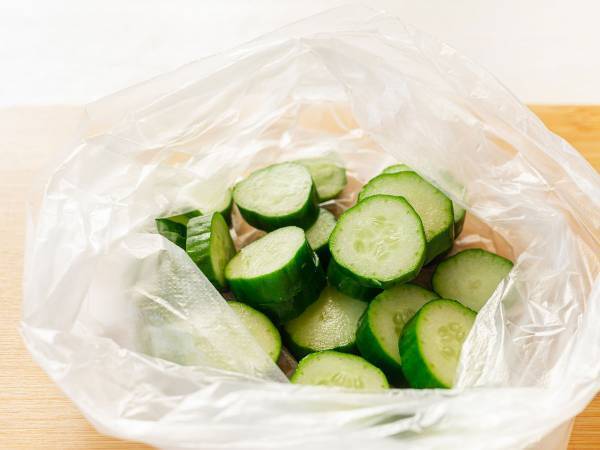 キュウリを冷凍保存する方法　『サランラップ』とフリーザーバッグを用意したら、簡単に！