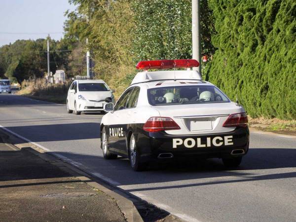 パトカーの目の前をゆっくり通過する不審者　「笑った」「なんて平和なニュース」