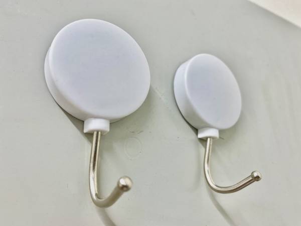 壁に穴を開けたくない人必見！　便利なはがせる接着剤に「すぐ買う」「ありがとう」