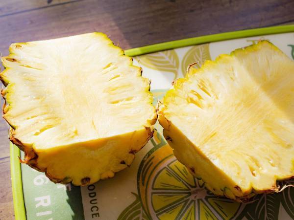 「分厚くむいてポイ」はもう卒業！　丸ごとパイナップルを無駄なく食べきるカット方法とは？