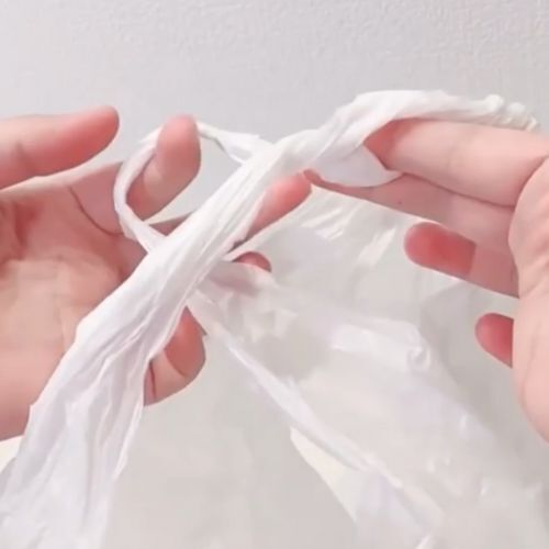 パンパンのビニール袋を一瞬でしばる方法に「すっごい」　輪っかを作って…？