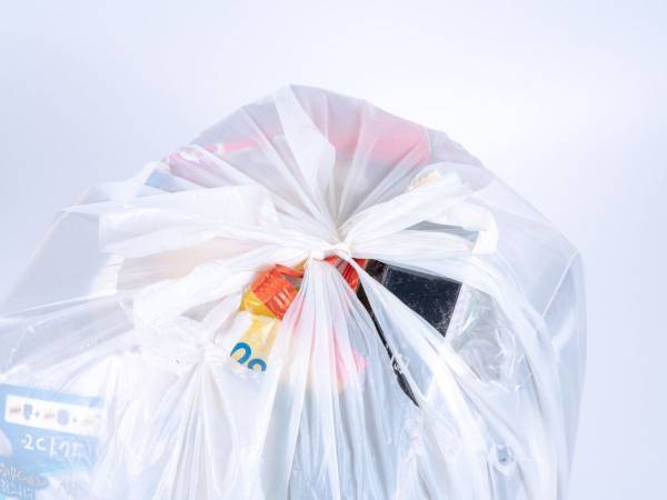 パンパンのビニール袋を一瞬でしばる方法に「すっごい」　輪っかを作って…？