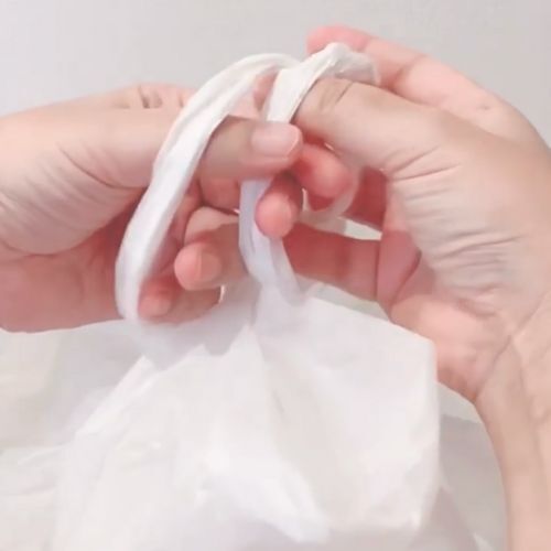 パンパンのビニール袋を一瞬でしばる方法に「すっごい」　輪っかを作って…？