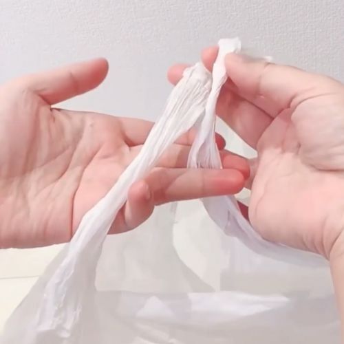 パンパンのビニール袋を一瞬でしばる方法に「すっごい」　輪っかを作って…？