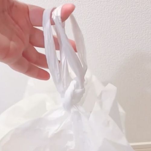 パンパンのビニール袋を一瞬でしばる方法に「すっごい」　輪っかを作って…？