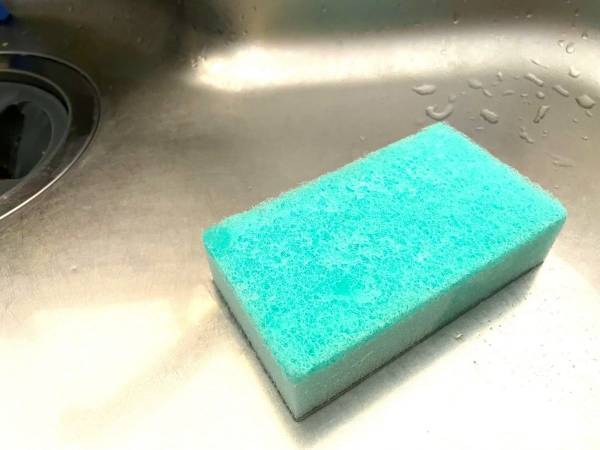 スポンジ収納が楽になる！　セリアのあの商品がスポンジラックとしても超便利
