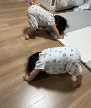 「さすが双子」と思わずには、いられない！？　親がカメラを構えた、ある日の姿がコチラ