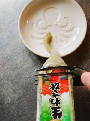 絞りにくいチューブ調味料を一発解決！　フォーク１つでラクに絞り出す