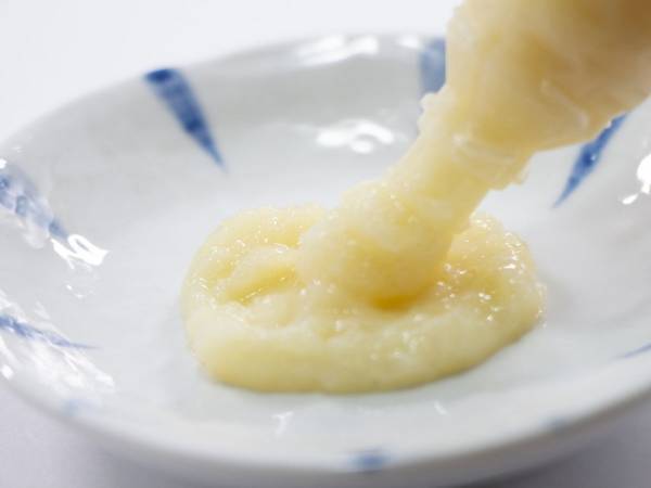 絞りにくいチューブ調味料を一発解決！　フォーク１つでラクに絞り出す