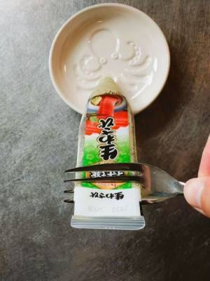 絞りにくいチューブ調味料を一発解決！　フォーク１つでラクに絞り出す