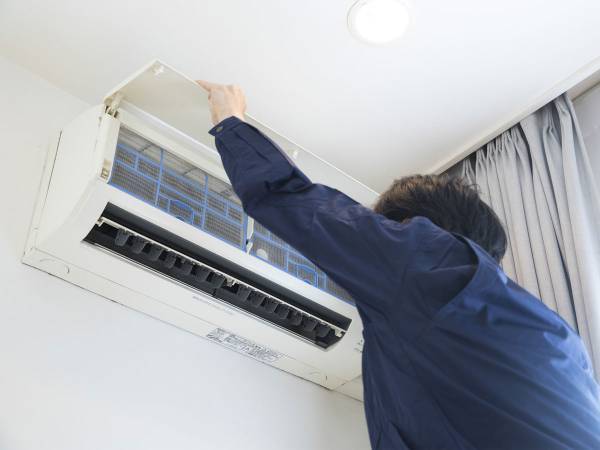 エアコンが臭い時の対処方法、窓を開けて『コレ』を試せば解決するかも
