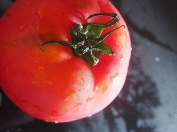 トマト嫌いも振り向く！　炊飯器に放り込むだけの丸ごとトマトチャーハン