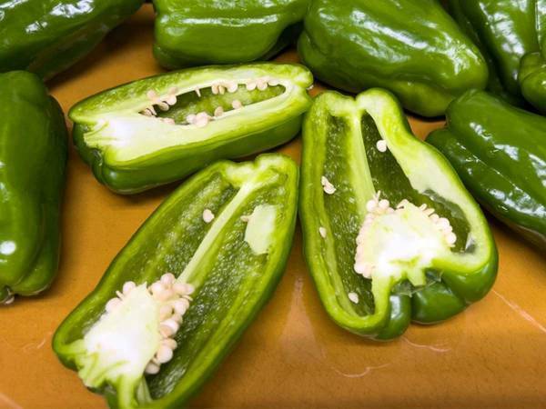 ピーマンのヘタを無駄なく取り除く方法　半分にカットした後に？