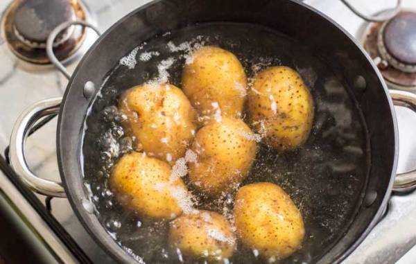 ピーマンのヘタを無駄なく取り除く方法　半分にカットした後に？