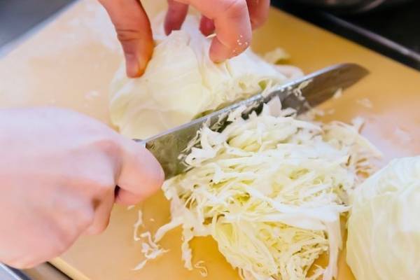 キャベツの正しい保存方法に「なるほど」　カットキャベツの保存のコツが…？